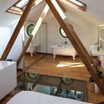 La chambre est accessible par un escalier