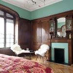 Chambre adultes classique avec cheminée et coin salon