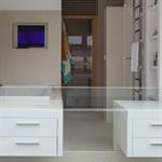 Salle de bain avec demie-cloison en verre