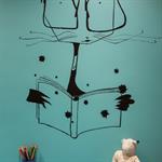 Détail du mur bleu avec décor mural peint à la main