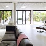 Grand salon moderne et lumineux