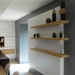 2tagères en bois en décalage du mur blanc