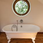 La baignoire posée comme un meuble met en valeur l'oculus