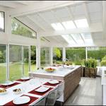 Omniprésence de la nature dans cette pièce entourée de baies vitrée