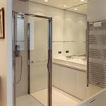 Salle de bain blanche avec douche et baignoire