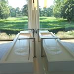 Salle de bains avec miroir donnant sur verger