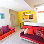 Pièce de vie lumineuse et colorée