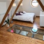 La chambre est accessible par un escalier