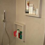 Etagères discrètes dans la douche - béton ciré