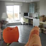 Pièce à vivre moderne avec bureau