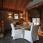 Salle à manger dans un chalet