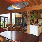 Pièce à vivre moderne en dominante de bois