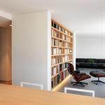 Salon de lecture lumineux avec grande bibliothèque