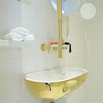 Salle de bain en doré et blanc