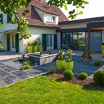 Maison moderne avec terrasse et pelouse