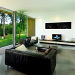 Salon contemporain ouvert sur le jardin