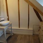 Coin lavabo au décor naturel