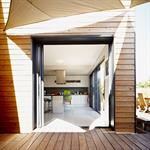 Vue sur la cuisine depuis le salon d'été