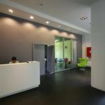 Mobilier coloré qui rehausse l'espace