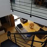 Vue de la mezzanine vers le séjour et l'entrée