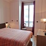 Chambre avec placards muraux