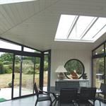 Extension avec toit en lambris blanchis