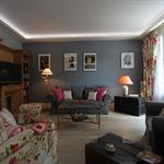 Salon avec plafond blanc et murs cendre