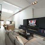 Séjour en longueur chaleureux grâce au bois et couleurs douces