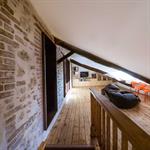 Poutres apparentes dans la salle de jeux