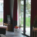 Décoration de l'espace salon avec habillage des grandes baies vitrées