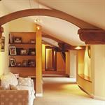 Corridor dans les combles avec sous-oeuvres de charpentes