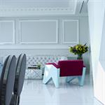 Salon ton gris clair et fauteuil design bordeau