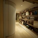 Etagères aménagées dans le couloir