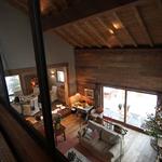 Salon avec charpente apparente