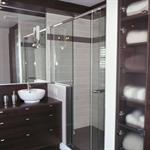 Salle de bain avec meuble double vasque en bois