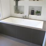 Baignoire encastrée et niches de rangement