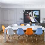 Salle à manger avec chaises Eames multicolores