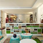 Pièce à vivre avec beaucoup de couleurs