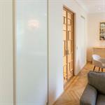 Le salon est fermé par des portes vitrées coulissantes