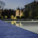 Piscine dans le jardin avec éclairage tamisé