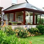 Vue extérieure d'une extension avec un toit en ardoise