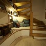 Banquette et aménagements sur mesure sous l'escalier