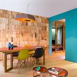 Derrière la table de salle à manger