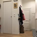 Entrée du studio et porte coulissante de la salle de douche