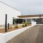 Cet espace de soins et d’implantologie dentaire a été créé dans un ancien bâtiment industriel borgne