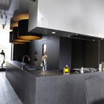 Cuisine ouverte et plan de travail gris