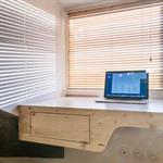 Bureau design en bois clair