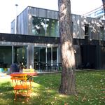 Façade largement vitrée au sud