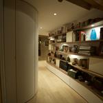 Mur équippé d'étagères sur mesure