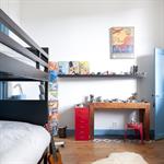 Lits superposés dans la chambre d'enfants